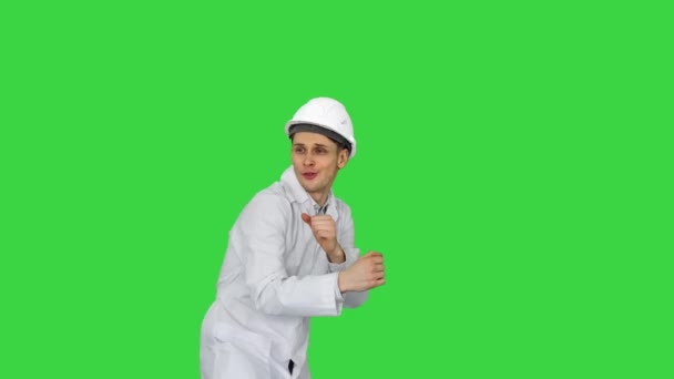 Ingenieur-Mann tanzt Hip-Hop auf lustige Weise auf einem Green Screen, Chroma Key. — Stockvideo