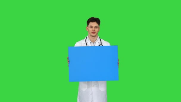 青い画面に白い看板と踊りを示す幸せな笑顔の男性医師,クロマキー. — ストック動画