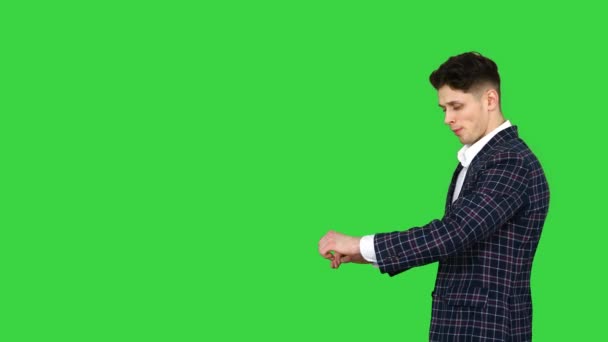 Młody cool elegancki człowiek przechodząc na zielonym ekranie, Chroma Key. — Wideo stockowe