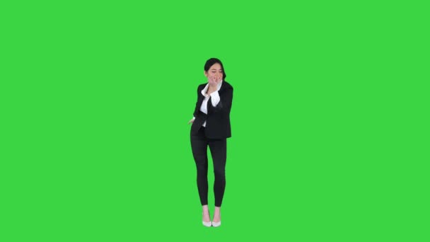 Vacker affärskvinna inbjuder dig att dansa med henne på en grön skärm, Chroma Key. — Stockvideo