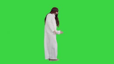 Koyu güneş gözlüklü Şeyh yeşil ekranda dans ediyor, Chroma Key.