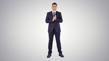 Gülümseyen işadamı el çırpıyor..