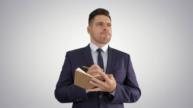 İşadamı, fikir üretiyor ve not listesini dolduruyor.