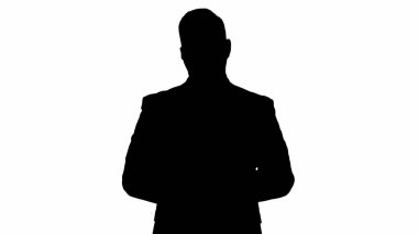 Siluet yakışıklı iş adamı kameraya bakıyor ve konuşuyor..