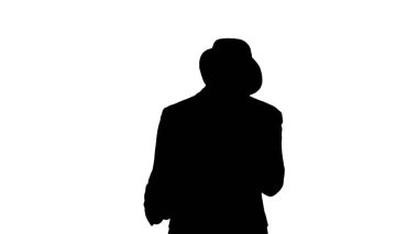 Sıradan bir adam akciğerlerinin röntgenine bakıyor ve yürüyor..