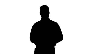 Siluet, sıradan bir adam etrafa bakıyor. Gördüğü bir şeyle mutlu mesut gülümsüyor..