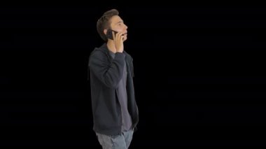 Yürürken cep telefonuyla konuşan sıradan bir adam, Alpha Channel.