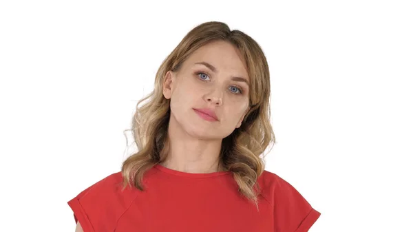 Молодая женщина красная футболка идет, глядя на камеру на белой б — стоковое фото