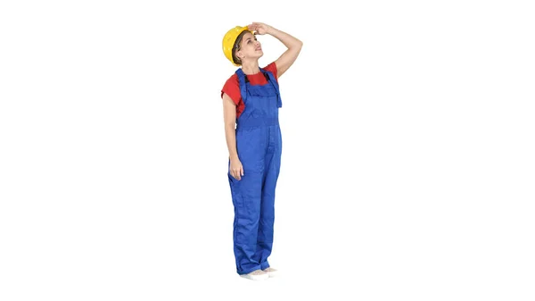 Ingenjör byggarbetare kvinna tittar upp på en byggnad eller s — Stockfoto
