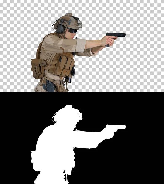 Marinsoldat i kamouflage går och siktar med en pistol, Alpha C — Stockfoto