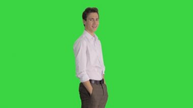 Beyaz gömlekli genç adam Yeşil Ekran 'a gülüyor, Chroma Key.