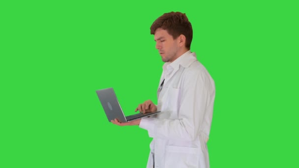Beyaz önlüklü bir erkek doktor laptopunda Krom Anahtarlı yeşil ekranda video konferansı yapıyor.. — Stok video