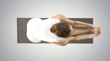 Spor kıyafetleri içinde spor yapan genç ve güzel bir kadın.