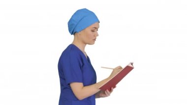 Kadın profesyonel doktor elini yürürken tıp dergisine not alıyor, Alfa Kanalı.