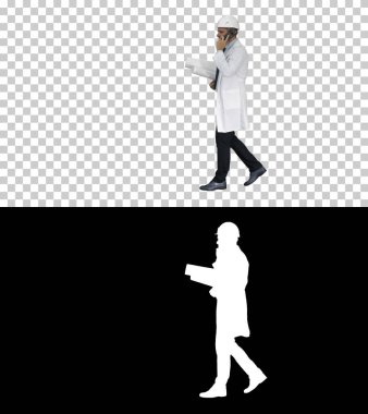 Başarılı mimar cep telefonuyla konuşuyor ve yürüyor.,