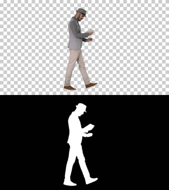 Uyanıkken tablet kullanan ve gülümseyen sıradan bir adam, Alfa Kanalı