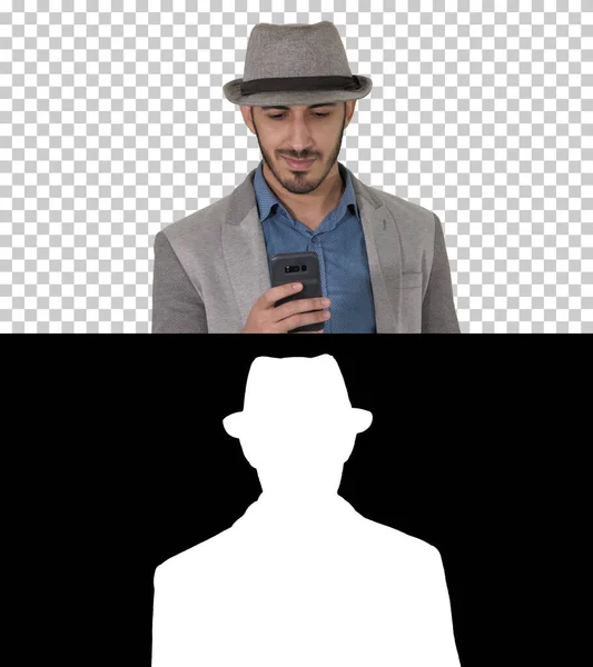 Smart casual arabian man med smartphone när du går, Alpha C — Stockfoto