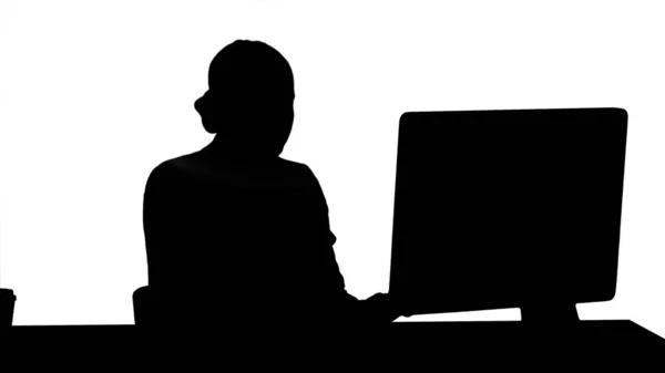Silhouette Edle, glückliche Geschäftsfrau, die am Computer arbeitet. — Stockfoto