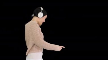 Gülümseyen kulaklıklı kadın yürür ve müziğin tadını çıkarır, Alpha Channel