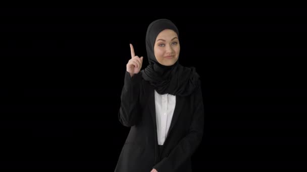 Arabska bizneswoman w hidżabie kiwnięcie palcem i kiwanie głową w aprobacie, Alpha Channel — Wideo stockowe