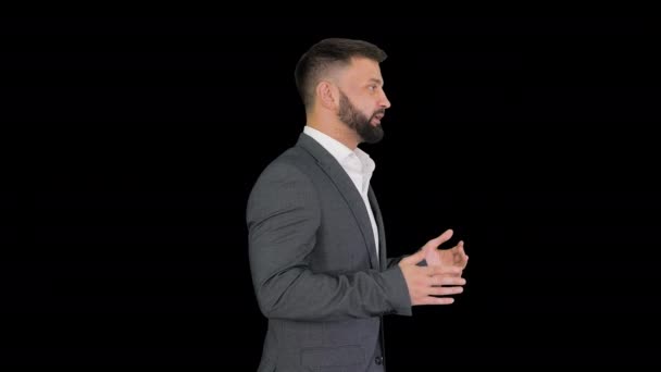 Uomo d'affari serio che cammina e spiega qualcosa, Alpha Channel — Video Stock