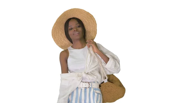 Uvolněná africká americká dívka chodí v slaměném klobouku a — Stock fotografie