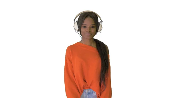 Hübsche afrikanisch-amerikanische Frau mit Kopfhörern, die vor die Kamera geht — Stockfoto