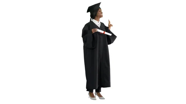 Glimlachende Afro-Amerikaanse vrouwelijke student in afstuderen badjas posin — Stockfoto