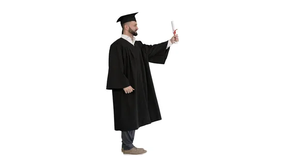 Szczęśliwy student w szlafroku ukończenia szkoły i z certyfikatem — Zdjęcie stockowe