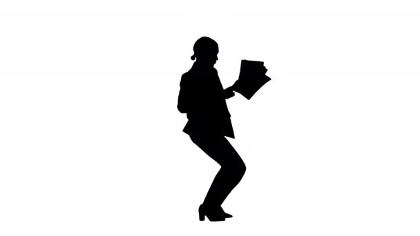 Силуэт Возбужденная деловая женщина танцует с кучей бумаг в руке. — стоковое видео
