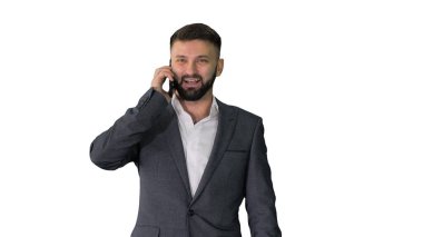 İş adamı beyaz sırtında yürüyor ve konuşuyor.