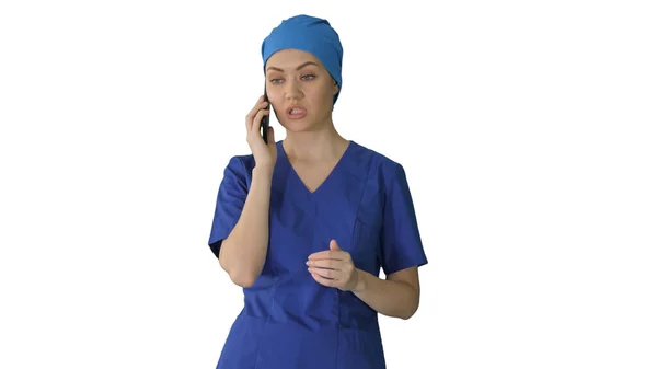 Serieuze vrouwelijke arts praten aan de telefoon op witte achtergrond. — Stockfoto