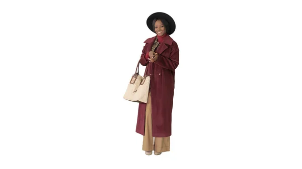 Africano menina da moda americana no casaco e chapéu preto posando com — Fotografia de Stock