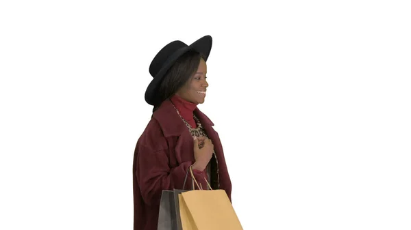 Smiling African american fashion girl in coat and black hat posi — Stock Photo, Image