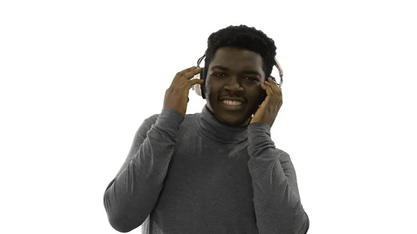 Feliz afro-americano segurando fones de ouvido com as mãos e dan — Fotografia de Stock