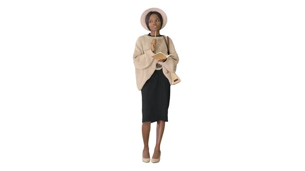 Mulher americana muito africana em camisola de malha e escrita de chapéu — Fotografia de Stock