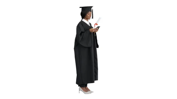 幸せなアフリカ系アメリカ人女性大学院生の卒業証書とテキスト — ストック写真