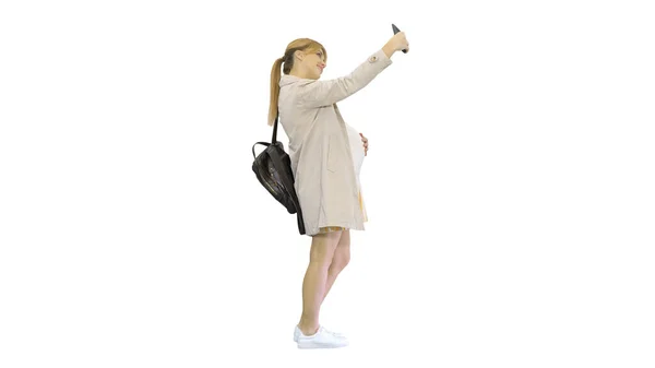 Šťastná mladá těhotná žena při selfie na bílém pozadí. — Stock fotografie