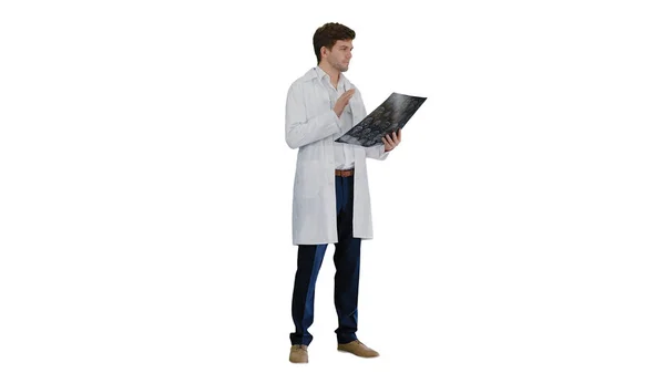 Médico varón revisando tomografía computarizada y mirando a alguien — Foto de Stock
