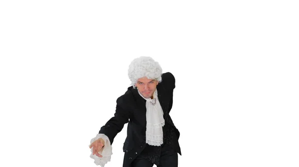 Man in ouderwetse veterjas en witte pruik maakt een strik — Stockfoto