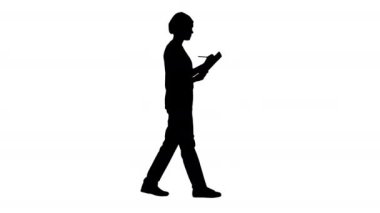 Siluet kadın profesyonel doktor el, yürürken tıp dergisine not alıyor..