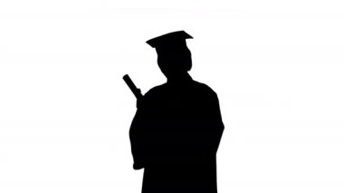 Diploması olan ve telefonunda mesaj yazan mutlu Afrika kökenli Amerikalı kadın mezun Alfa Kanalı.