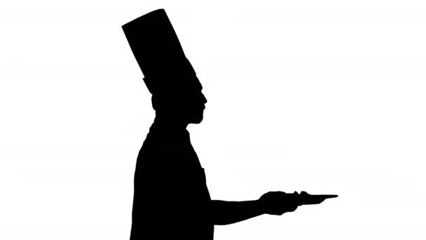 Silueta Muž kuchař bílá uniforma běží s talířem salátu.