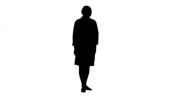 Silhouette Senior female doctor during a coronavirus pandemic covid-19 takes off protective mask. — Stock Video