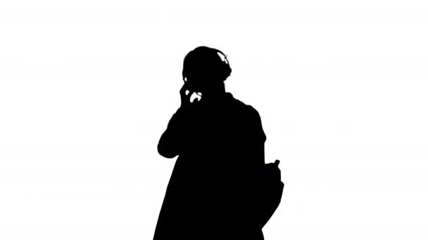 Вагітна жінка стоїть і слухає музику в навушниках Альфа Канал. — стокове відео