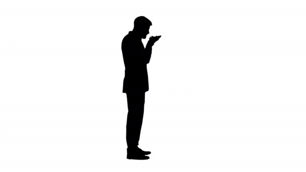 Серьезный турецкий бизнесмен держит телефон говорить активировать виртуальный цифровой голосовой помощник на смартфоне, Альфа-канал — стоковое видео