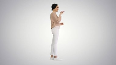 Kafası karışmış genç bir kadın akıllı telefon kullanıyor ve duygular karışık.