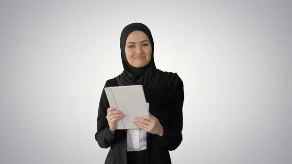 Arabian liikenainen hijabissa käyttäen tabletin tietokoneen Walki — kuvapankkivalokuva