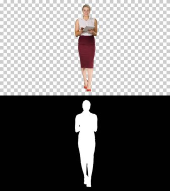 Gülümseyen iş kadını elektronik tabela kullanıyor.