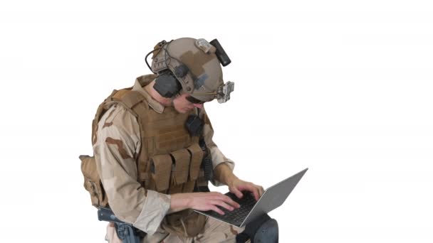 白い背景で軍事作戦中の監視のためのラップトップコンピュータを使用して兵士. — ストック動画